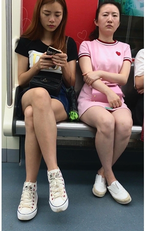 地铁上拍摄两位白腿美眉