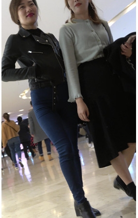 漂亮的牛仔紧身裤美女