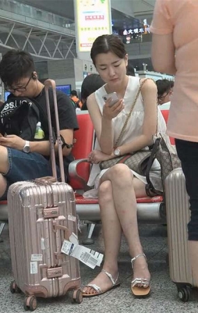 候车室的仙女小姐姐的绝美脸蛋和白嫩美足