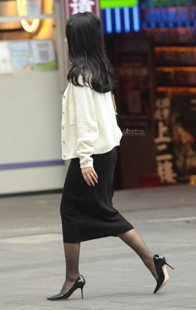 街拍黑丝高跟少妇-17P