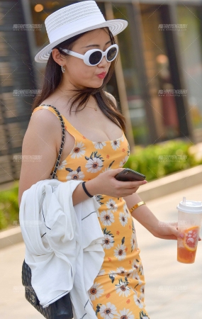 吊带花裙美女