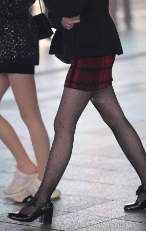 黑丝街拍少妇