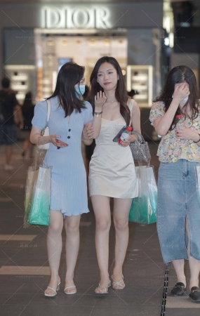 跟闺蜜一起逛街