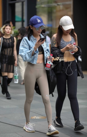 极品鸭舌帽墨镜紧身瑜伽裤美女