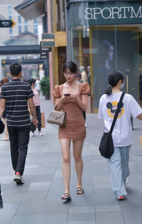 漂亮的连体裙美女