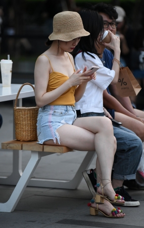 长腿白皙美女