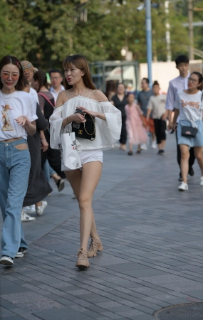 白色热裤妹子