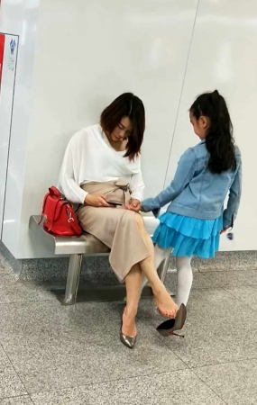 冒死拍到极品短发人妻挑鞋