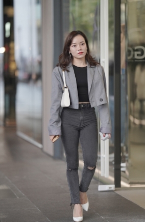 黑色紧身裤美女
