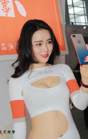 低胸性感靓丽模特