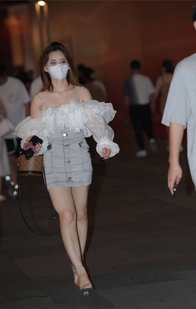牛仔裙美女
