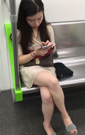 城铁上的靓妹