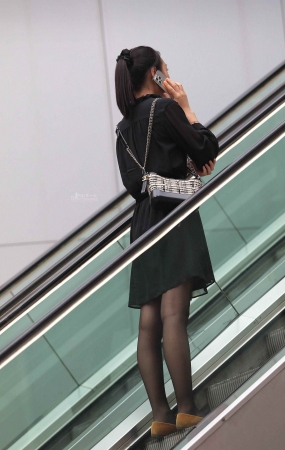 街拍黑丝少妇