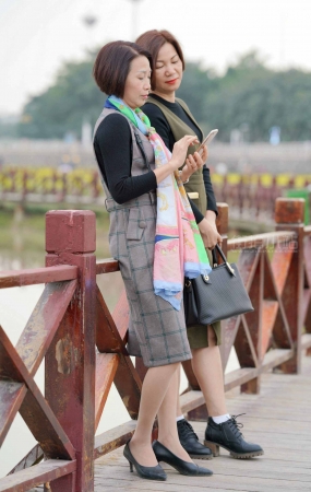短发成熟女子