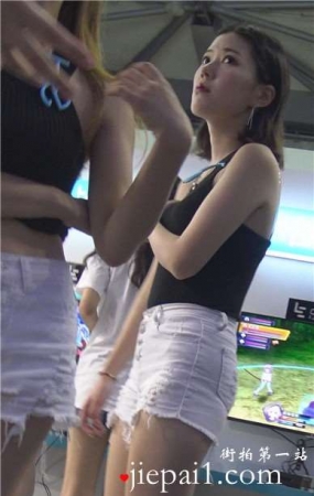 4k-展会后台性感长腿白热裤美眉