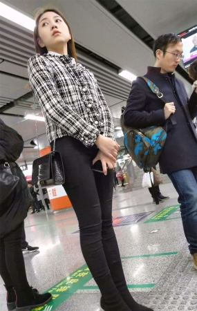 等地铁的黑色紧身裤超级小清新美女