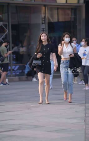 街拍黑色短裙高跟美女