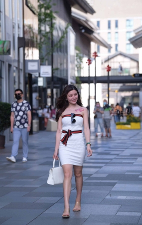 街拍抹胸白裙时尚靓女