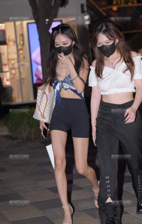 性感黑色短裤美女