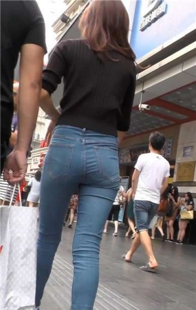 紧身蓝牛眼镜妹吞云吐雾耍酷 [1.26 GB]