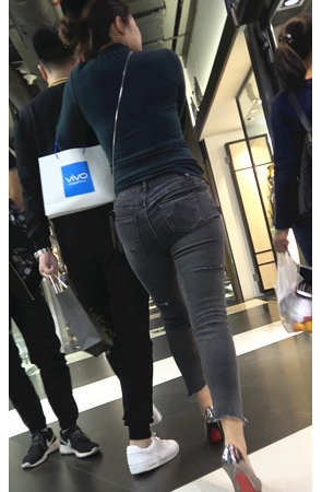 紧身牛仔裤妹子