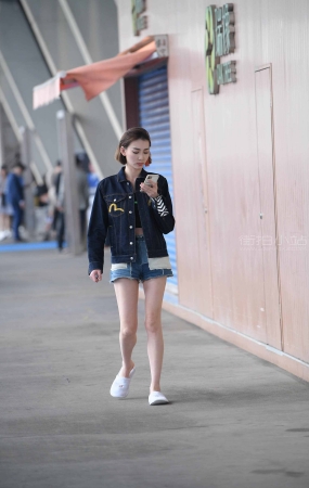 短发女孩