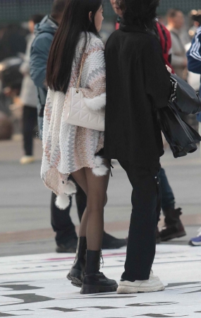 街拍黑丝妹子