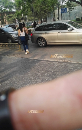左手倒影赛帖：蓝色健美美臀性感