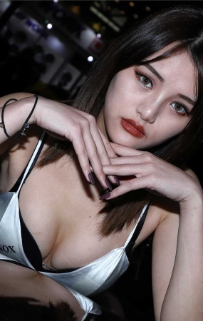 银色抹胸美女车模