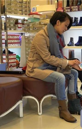 4K – 打开手机让店员找同款？[978 MB8/MP4]