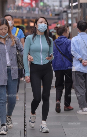紧身装美眉