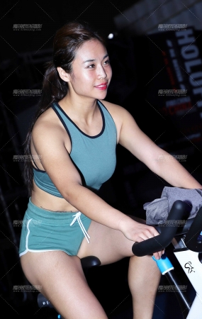 绿衣骑车运动