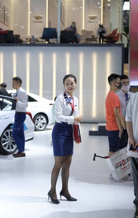 黑丝白衬衫售车女