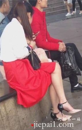 街拍极品甜美高跟美腿长裙美少妇。