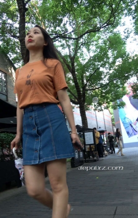4K – 街拍牛仔裙高跟街拍美女 [548 MB/MP4]