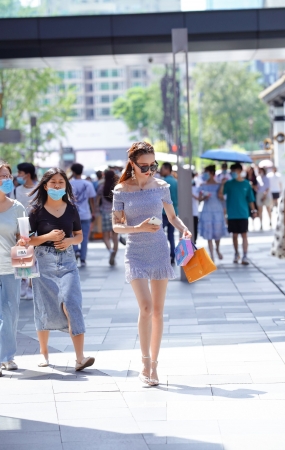 连体裙女孩