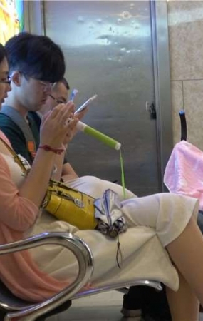 4k-白色连衣裙知性美女街拍高跟