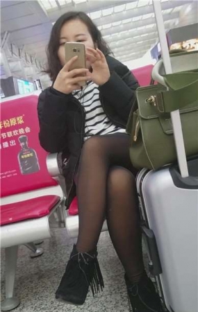 4k-只顾低头玩手机的黑丝性感美女