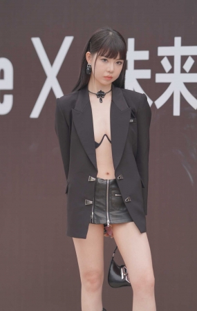 时尚前卫辣妹
