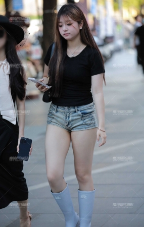 牛仔热裤小妹