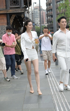 高挑靓丽精致白色系