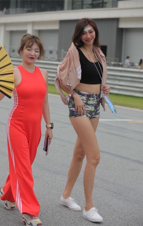 花色热裤美腿