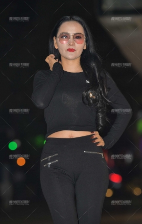 夜拍黑色紧身裤**