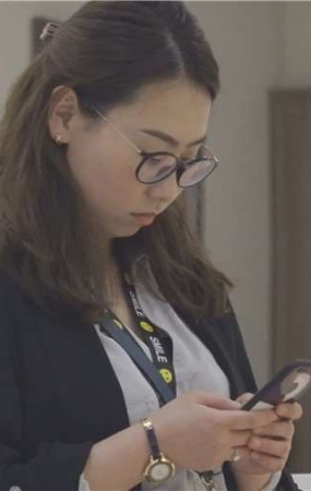 4k-试鞋的眼镜OL制服街拍美女