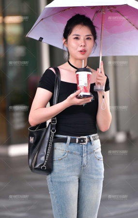 长腿牛仔裤美女