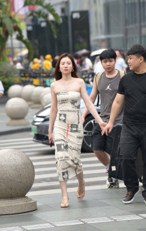 抹胸长裙，凉鞋美女
