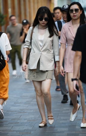 比诺-风格完全不同两美女-12P