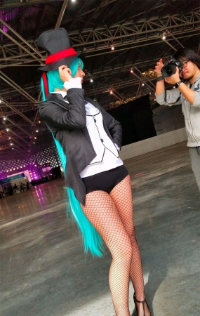 超短裤性感大眼网袜cosplay的美少女