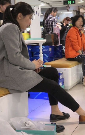 主人公MM身材，长相，脚型都不错