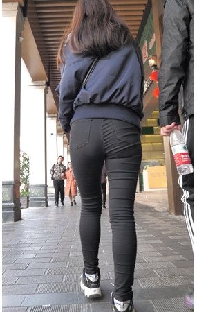 黑色紧身裤女孩